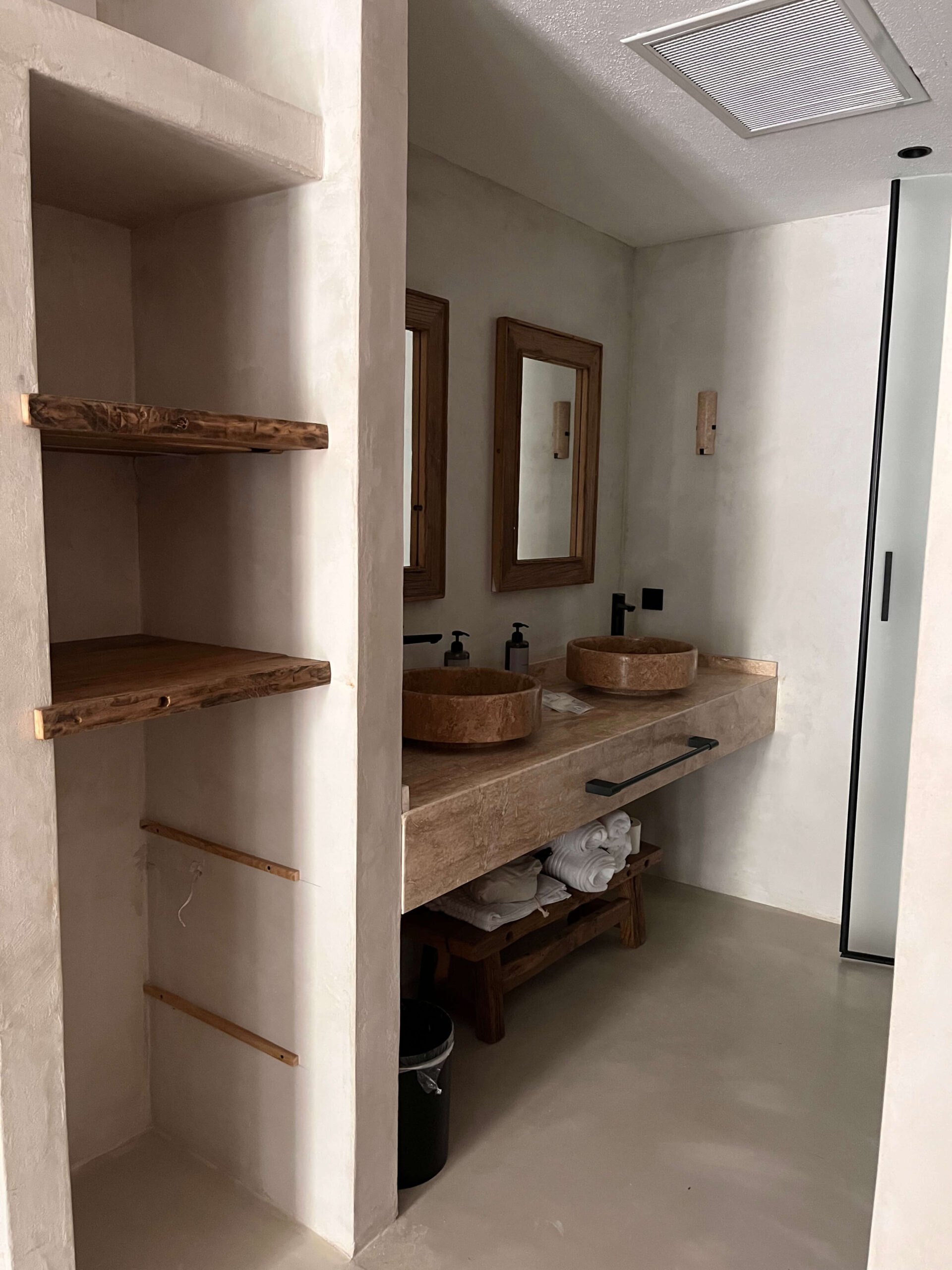 Wakana Alaçatı – Brutal Ahşap Detaylarla Otel Mekân Tasarımı